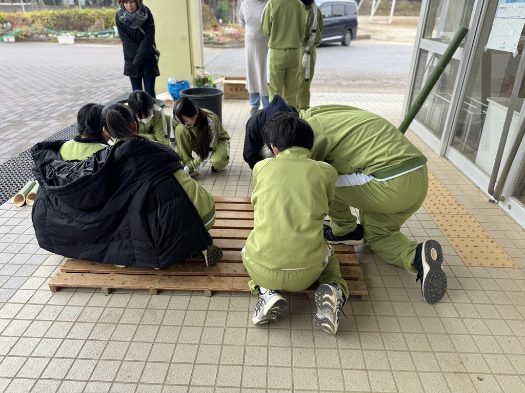 萱田中学校ボランティア部門松作り
