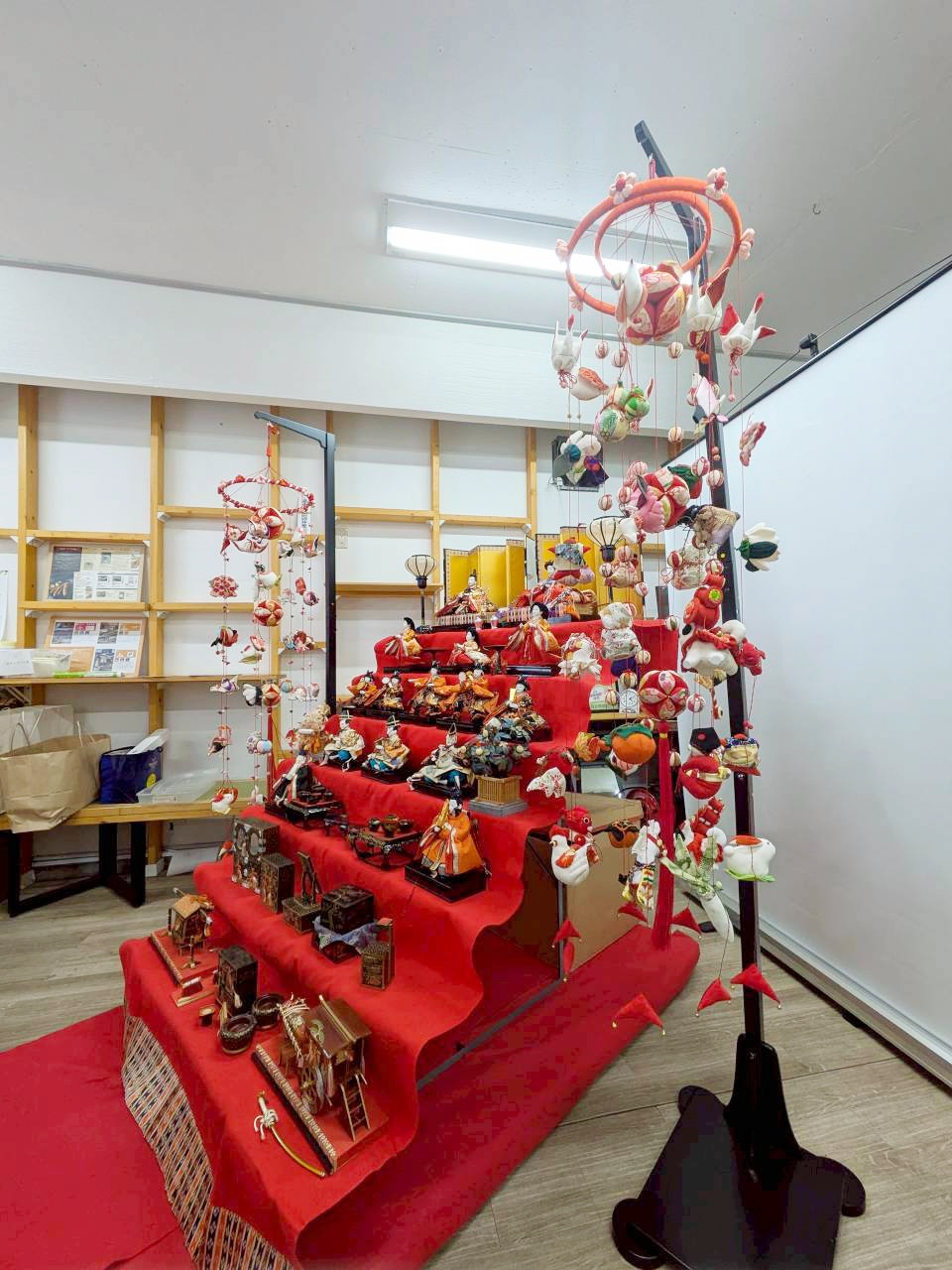 大久保商店街の「お休み処」のおひな様&つるし雛